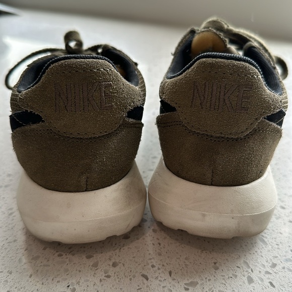 Nike Rosche - Picture 3 of 6